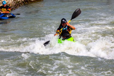 Slovakya Gabkovo Su Parkı - 25 Ağustos. 2019: Hevesli silahlanma için beyaz su raftingi faaliyette.