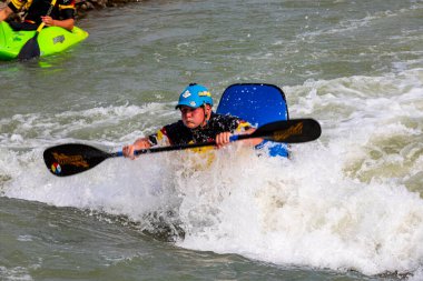 Slovakya Gabkovo Su Parkı - 25 Ağustos. 2019: Hevesli silahlanma için beyaz su raftingi faaliyette.