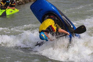 Slovakya Gabkovo Su Parkı - 25 Ağustos. 2019: Hevesli silahlanma için beyaz su raftingi faaliyette.