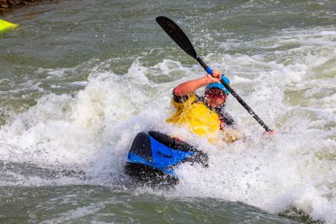 Slovakya Gabkovo Su Parkı - 25 Ağustos. 2019: Hevesli silahlanma için beyaz su raftingi faaliyette.