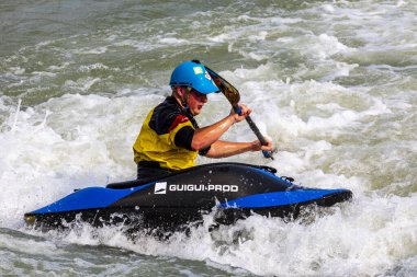 Slovakya Gabkovo Su Parkı - 25 Ağustos. 2019: Eskimo coşkulu silahlanma için ekstrem kano slalom 'unda yuvarlanıyor.