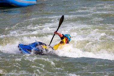 Slovakya Gabkovo Su Parkı - 25 Ağustos. 2019: Hevesli silahlanma için beyaz su raftingi faaliyette.