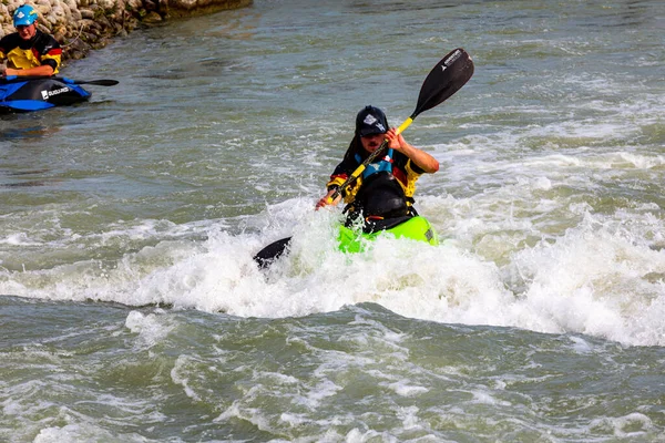 Slovakya Gabkovo Su Parkı - 25 Ağustos. 2019: Hevesli silahlanma için beyaz su raftingi faaliyette.