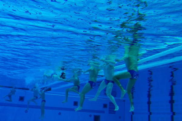 水中から見た水球選手 ウォータースポーツ — ストック写真