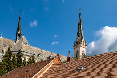 Macaristan 'ın Koszeg kentindeki Sacred Heart Kilisesi güneşli bir günde.