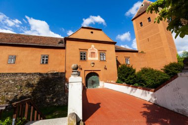 Macaristan 'ın Koszeg kentindeki Juricsis Kalesi' nin yenilenmiş duvarları güneşli bir günde.