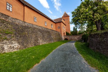 Macaristan 'ın Koszeg kentindeki Juricsis Kalesi' nin yenilenmiş duvarları güneşli bir günde.