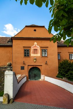 Macaristan 'ın Koszeg kentindeki Juricsis Kalesi' nin yenilenmiş duvarları güneşli bir günde.