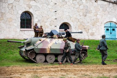 Komarom Macaristan Monostor Kalesi. 22 Ekim: 2. Dünya Savaşı 'nı canlandıran Alman Wehrmacht, SS askerleri Sovyet Kızıl Ordu Kuvvetleri ile savaşıyor. Boş halka açık etkinlik. 