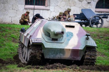 Komarom Macaristan Monostor Kalesi. 22 Ekim: 2. Dünya Savaşı 'nı canlandıran Alman Wehrmacht, SS askerleri Sovyet Kızıl Ordu Kuvvetleri ile savaşıyor. Boş halka açık etkinlik. 