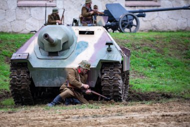 Komarom Macaristan Monostor Kalesi. 22 Ekim: 2. Dünya Savaşı 'nı canlandıran Alman Wehrmacht, SS askerleri Sovyet Kızıl Ordu Kuvvetleri ile savaşıyor. Boş halka açık etkinlik. 