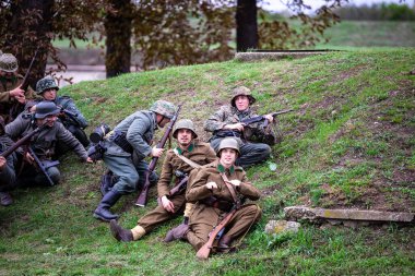 Komarom Macaristan Monostor Kalesi. 22 Ekim: 2. Dünya Savaşı 'nı canlandıran Alman Wehrmacht, SS askerleri Sovyet Kızıl Ordu Kuvvetleri ile savaşıyor. Boş halka açık etkinlik.