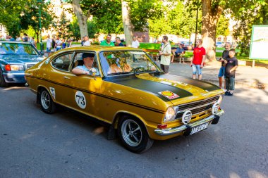  Sahipleri tarafından sürülen eski model araba festivali geri döndü ve tekrar yola çıktı. Bazısı gösterilirken detaylıdır.