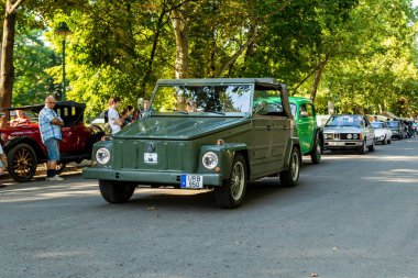 Szeged Macaristan 15 Ağustos 2021: Dünya Savaşı 'ndan kalma nadir bulunan klasik VW arabalar festivali. İki. - Sahipleri tarafından sürülen - geri ve tekrar yoldalar. Bazısı gösterilirken detaylıdır.