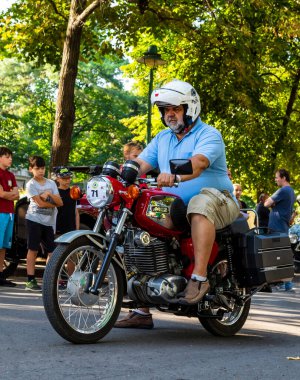  Sahipleri tarafından sürülen eski komünist tasarımlar da dahil olmak üzere arka motorlar festivali geri döndü ve tekrar yola çıktı. Bazısı gösterilirken detaylıdır.