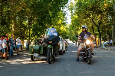  Sahipleri tarafından sürülen eski komünist tasarımlar da dahil olmak üzere arka motorlar festivali geri döndü ve tekrar yola çıktı. Bazısı gösterilirken detaylıdır.