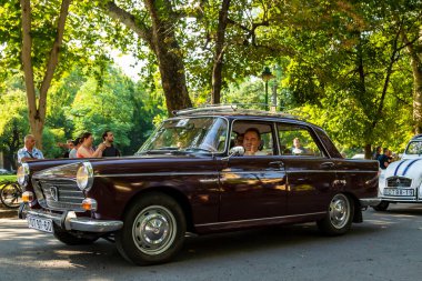 Szeged Macaristan 14 Ağustos 2022: Sahipleri tarafından sürülen nadir bulunan klasik arabalar festivali geri döndü ve tekrar yollara düştü. Bazısı gösterilirken detaylıdır.