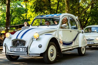 Szeged Macaristan 14 Ağustos 2022: Sahipleri tarafından sürülen nadir bulunan klasik arabalar festivali geri döndü ve tekrar yollara düştü. Bazısı gösterilirken detaylıdır.