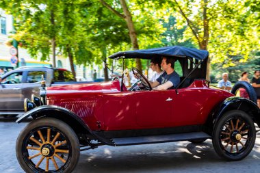  Eski model arabalar festivali - Mercedes sahipleri tarafından sürülüyor - tekrar ve tekrar yollarda. Bazıları sergilenirken detaylıdır. Boş halka açık etkinlik.