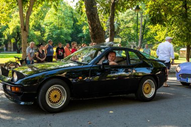 Szeged Macaristan 15 Ağustos 2021: Sahipleri tarafından sürülen arka vintage arabalar festivali geri döndü ve tekrar yollara düştü. Bazısı gösterilirken detaylıdır.