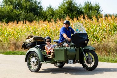 Szeged Macaristan 15 Ağustos 2021: Owens tarafından sürülen eski komünist tasarımlar da dahil olmak üzere arka motorlar festivali geri döndü ve tekrar yola çıktı. Bazısı gösterilirken detaylıdır.