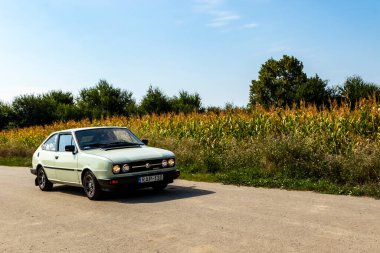 Szeged Macaristan 15 Ağustos 2021: Sahipleri tarafından sürülen arka vintage arabalar festivali geri döndü ve tekrar yollara düştü. Bazısı gösterilirken detaylıdır.