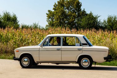 Szeged Macaristan 15 Ağustos 2021: Sahipleri tarafından sürülen arka vintage arabalar festivali geri döndü ve tekrar yollara düştü. Bazısı gösterilirken detaylıdır.