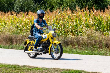Szeged Macaristan 15 Ağustos 2021: Owens tarafından sürülen eski komünist tasarımlar da dahil olmak üzere arka motorlar festivali geri döndü ve tekrar yola çıktı. Bazısı gösterilirken detaylıdır.