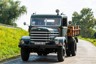 Szeged Macaristan 15 Ağustos 2021: Arka vintage otomobil festivali - sahiplerinin kullandığı Csepel kamyonu - tekrar turneye çıktı. Bazıları sergilenirken detaylıdır. Boş halka açık etkinlik.