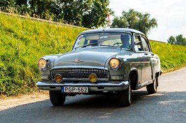 Szeged Macaristan 15 Ağustos 2021: Sahipleri tarafından sürülen arka vintage arabalar festivali geri döndü ve tekrar yollara düştü. Bazısı gösterilirken detaylıdır.