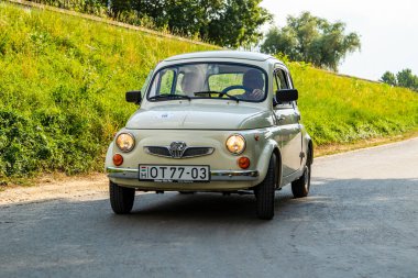 Szeged Macaristan 15 Ağustos 2021: Sahipleri tarafından sürülen arka vintage arabalar festivali geri döndü ve tekrar yollara düştü. Bazısı gösterilirken detaylıdır.