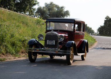 Szeged Macaristan 15 Ağustos 2021: Sahipleri tarafından sürülen arka vintage arabalar festivali geri döndü ve tekrar yollara düştü. Bazısı gösterilirken detaylıdır.