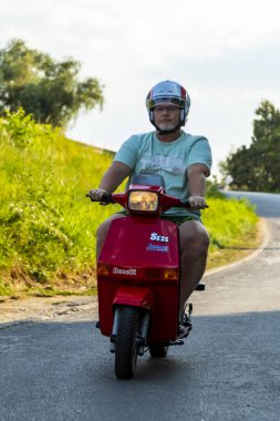 Szeged Macaristan 15 Ağustos 2021: Owens tarafından sürülen eski komünist tasarımlar da dahil olmak üzere arka motorlar festivali geri döndü ve tekrar yola çıktı. Bazısı gösterilirken detaylıdır.