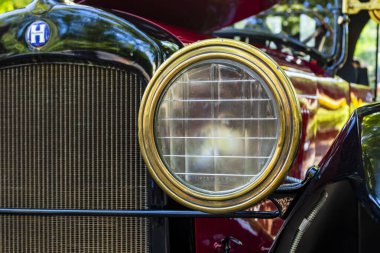 Szeged Macaristan 15 Ağustos 2021: Sahipleri tarafından sürülen arka vintage arabalar festivali geri döndü ve tekrar yollara düştü. Bazısı gösterilirken detaylıdır.