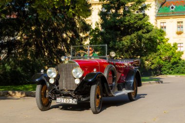 Szeged Macaristan 15 Ağustos 2021: Sahipleri tarafından sürülen arka vintage arabalar festivali geri döndü ve tekrar yollara düştü. Bazısı gösterilirken detaylıdır.