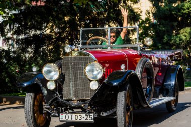 Szeged Macaristan 15 Ağustos 2021: Sahipleri tarafından sürülen arka vintage arabalar festivali geri döndü ve tekrar yollara düştü. Bazısı gösterilirken detaylıdır.
