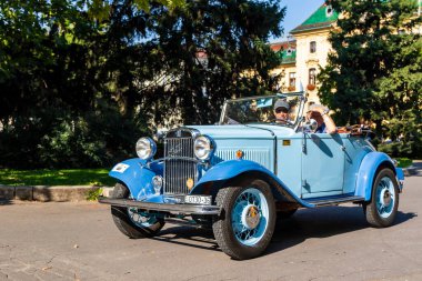 Szeged Macaristan 13 Ağustos 2022: Sahipleri tarafından sürülen eski komünist tasarımlar da dahil olmak üzere eski klasik araba ve motorlar festivali geri döndü ve tekrar yollara düştü. Bazısı gösterilirken detaylıdır.