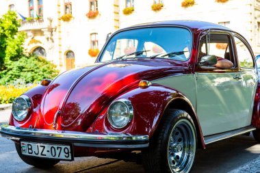 Szeged Macaristan 13 Ağustos 2022: Sahipleri tarafından sürülen eski komünist tasarımlar da dahil olmak üzere eski klasik araba ve motorlar festivali geri döndü ve tekrar yollara düştü. Bazısı gösterilirken detaylıdır.