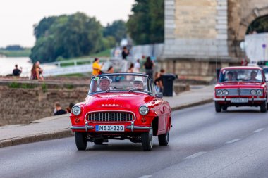 Szeged Macaristan 13 Ağustos 2022: Sahipleri tarafından sürülen eski komünist tasarımlar da dahil olmak üzere eski klasik araba ve motorlar festivali geri döndü ve tekrar yollara düştü. Bazısı gösterilirken detaylıdır.