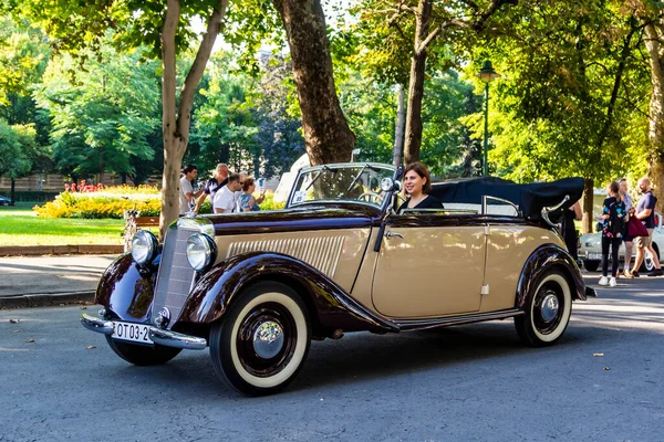 Φεστιβάλ Της Οπίσθιας Vintage Αυτοκίνητα Mercedes Οδηγείται Από Τους Ιδιοκτήτες — Φωτογραφία Αρχείου