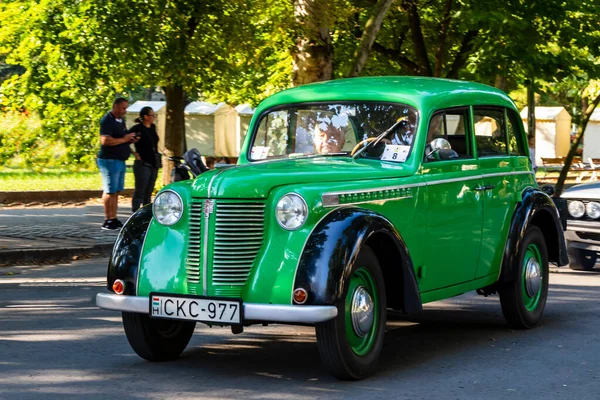 Festiwal Tylnych Starych Samochodów Mercedes Napędzane Przez Właścicieli Powrotem Drodze — Zdjęcie stockowe