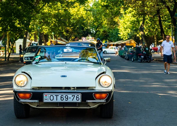 헝가리 Aug 2022 소유자가 운전하는 빈티지 오가고 전시중에 세부적으로 사람들 — 스톡 사진