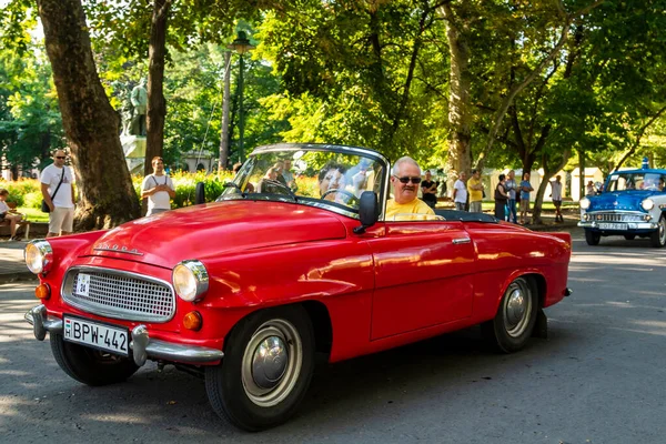 Φεστιβάλ Της Οπίσθιας Vintage Αυτοκίνητα Skoda Οδηγείται Από Τους Ιδιοκτήτες — Φωτογραφία Αρχείου