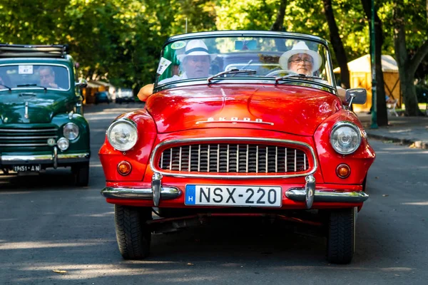 Φεστιβάλ Της Οπίσθιας Vintage Αυτοκίνητα Skoda Οδηγείται Από Τους Ιδιοκτήτες — Φωτογραφία Αρχείου