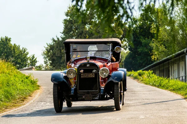 2021年8月15日 匈牙利塞格德 Szeged Hungary 由车主驾驶的后古董车节 Festival Rear Vintage Cars 在路上来回穿梭 — 图库照片
