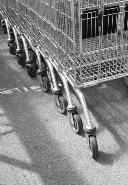 Wózki w supermarketach — Zdjęcie stockowe