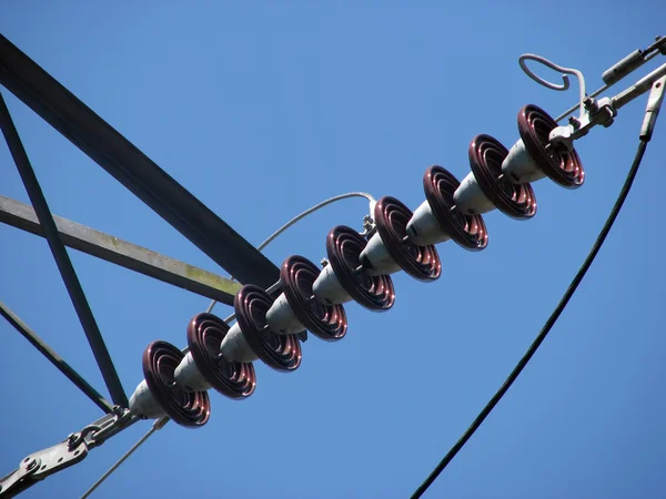 Isolatori elettrici su pilone — Foto Stock