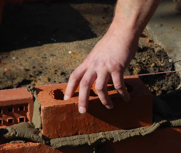 Metselaar op het werk — Stockfoto