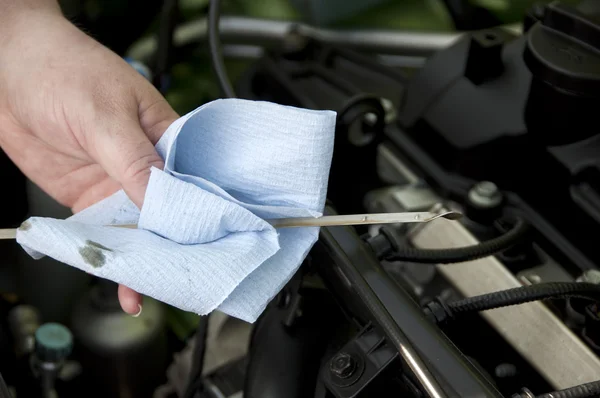 yağ seviyesi kontrol ediliyor