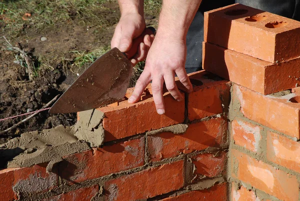 Bricklayer costruire estensione casa . — Foto Stock